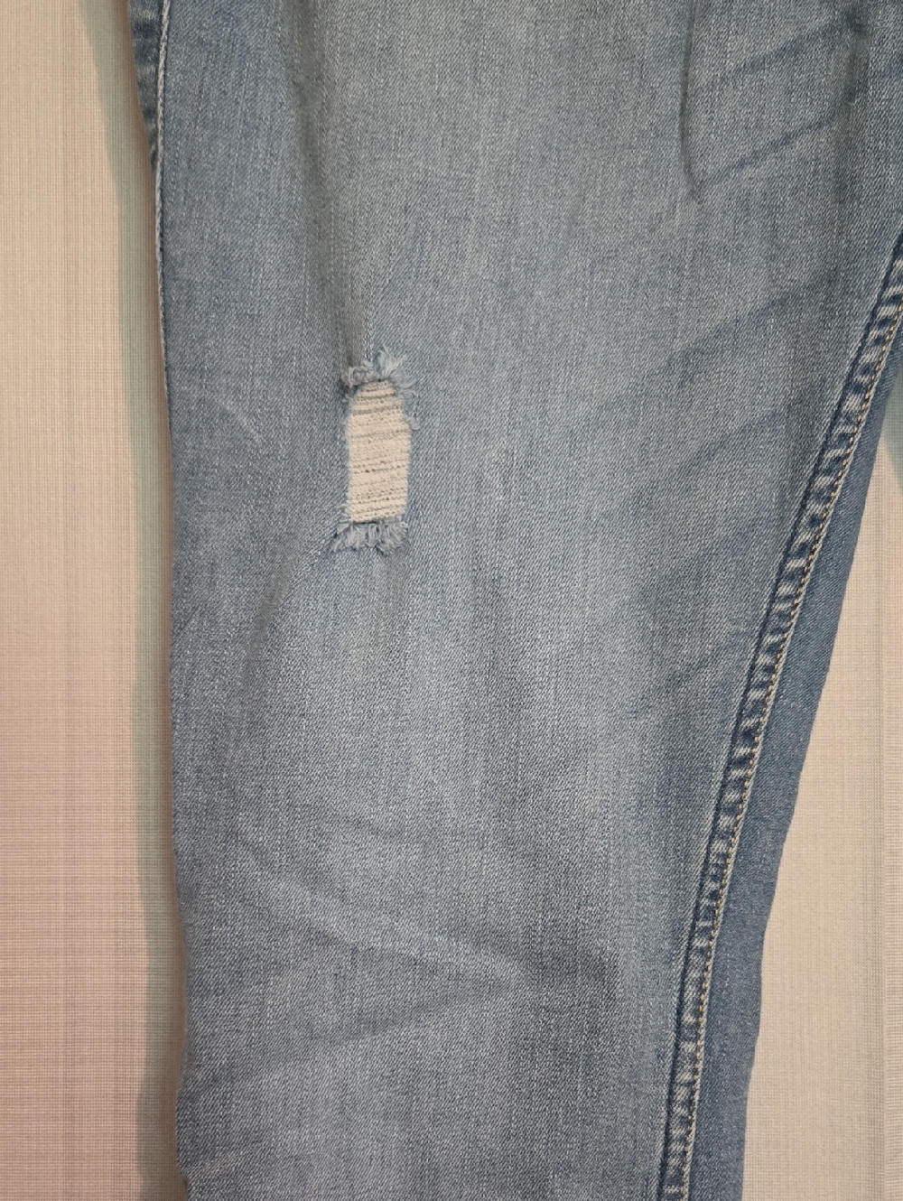 Hollister Light Wash Destructed Skinny Jeans Size 13 - Picture 2 of 10